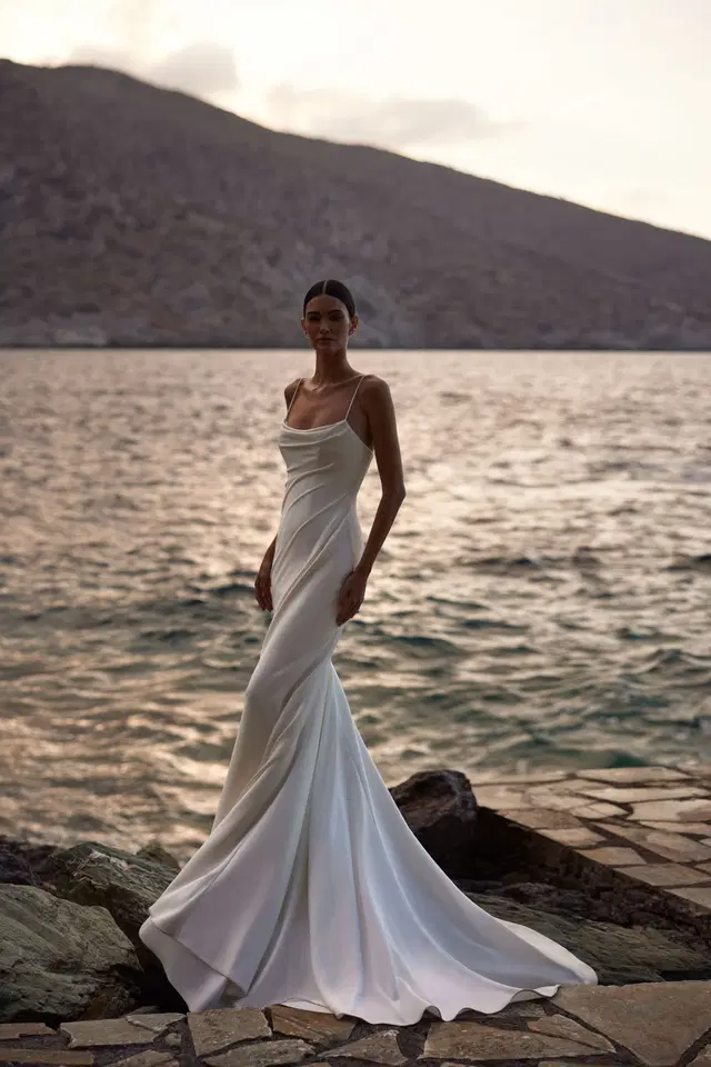 Amarella by Milla Nova: Mermaid silhouette, sweetheart neckline, stretch satin