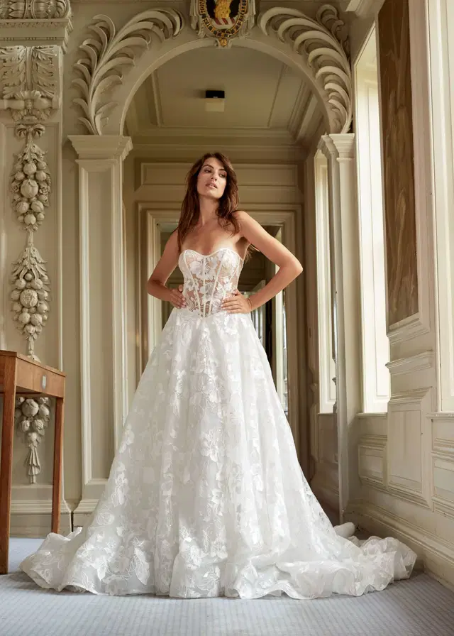 MESMERISING by Dando London: A-Line silhouette, sweetheart neckline, sleeveless, tulle