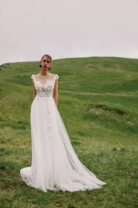 Cangiante wedding dress by Ariamo Boho, trumpet, lace