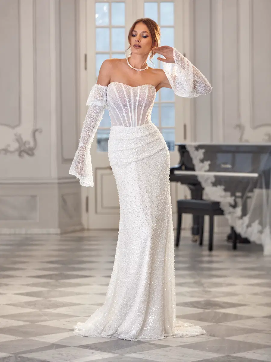 Karlie by Vanilla Sposa: Mermaid silhouette, sweetheart neckline, separate sleeves, lace