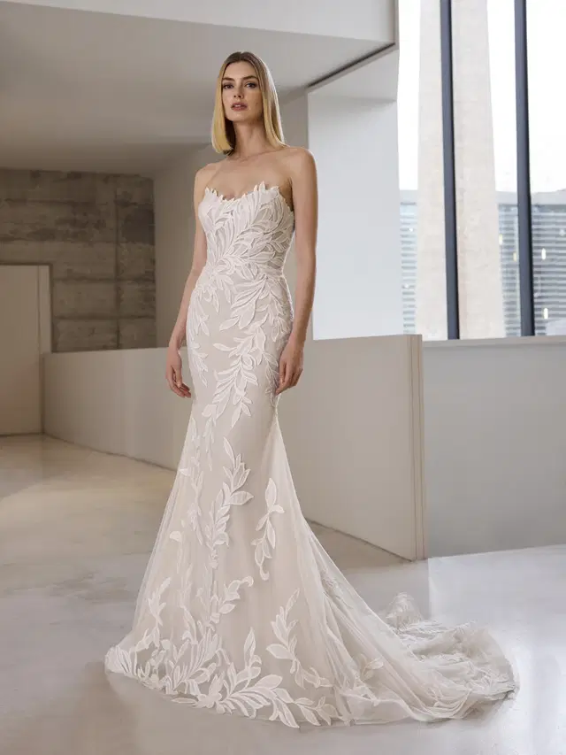 DEBIE by Pronovias: Mermaid silhouette, straight neckline, sleeveless, tulle