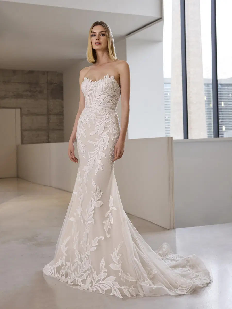 DEBIE by Pronovias: Mermaid silhouette, straight neckline, sleeveless, tulle