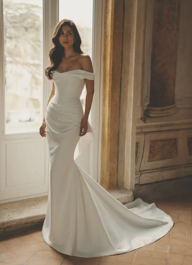 Trisha by Enzoani: Fit & Flare silhouette, scoop neckline, satin