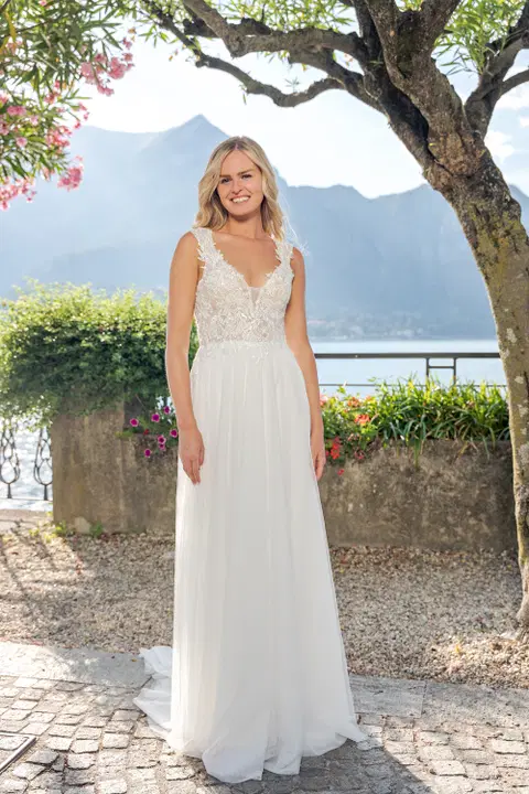 VN57 ivory wedding dress by Vera Nova, A-line, lace