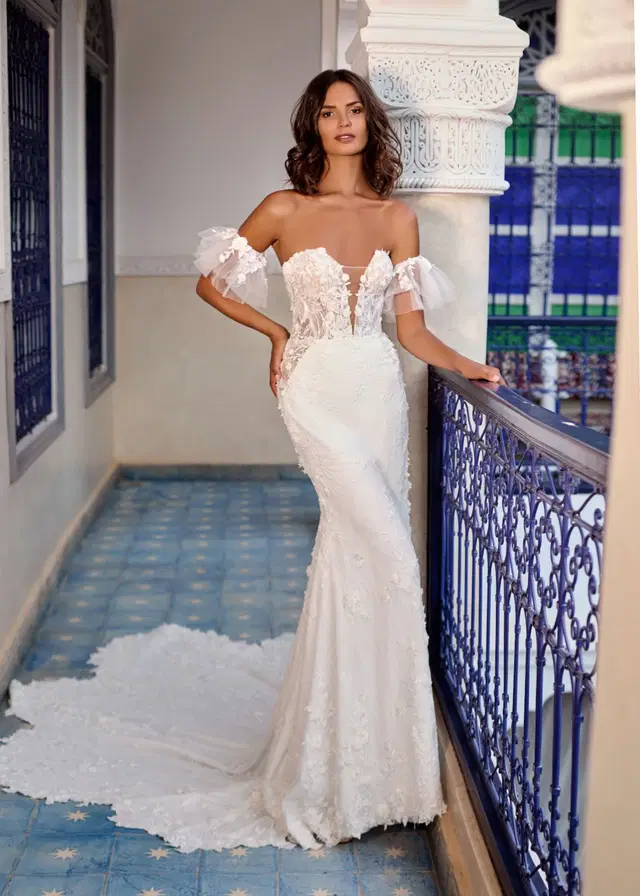 SUNSET BOULEVARD by Dando London: Mermaid silhouette, sweetheart neckline, short sleeves, lace