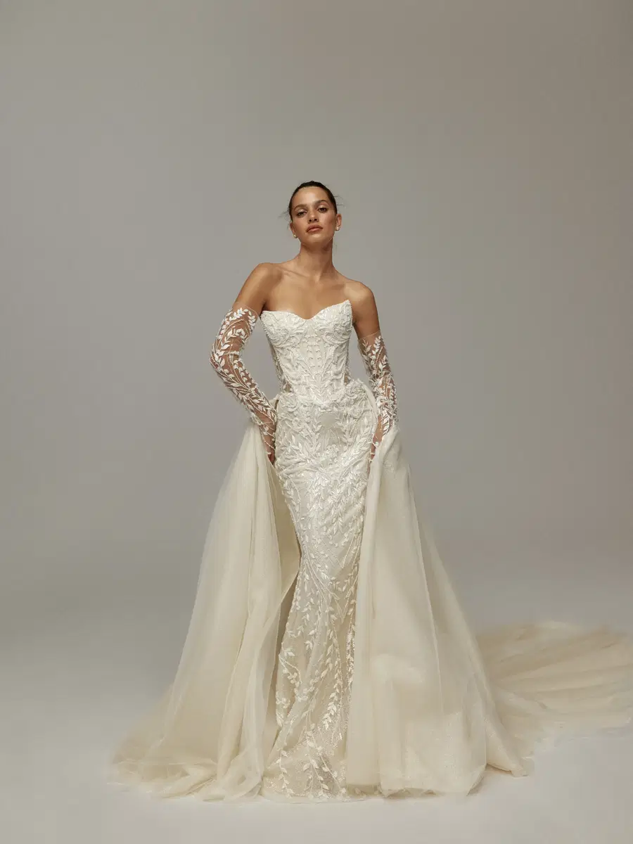 Mondial by Wona Concept: Mermaid silhouette, sweetheart neckline, long sleeves, tulle