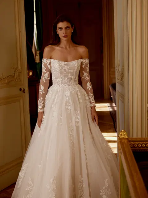 Janelle wedding dress by Justin Alexander, ball gown, lace