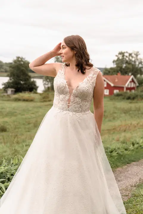 Nina wedding dress by Sanna Lindström, A-line, lace