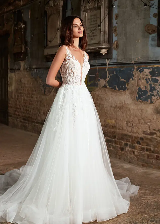 VELVET ORCHID by Dando London: A-Line silhouette, V-neck neckline, sleeveless, tulle
