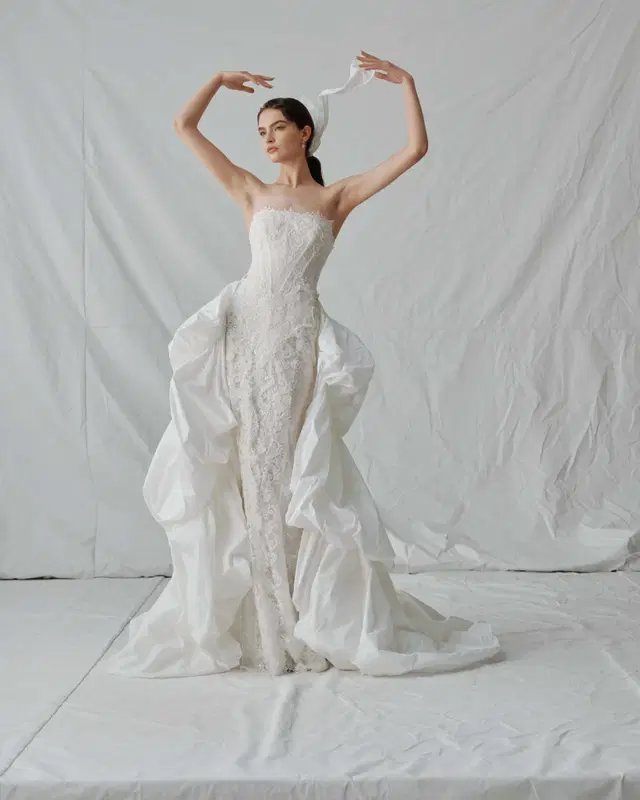Lyra by Milla Nova: Straight silhouette, lace