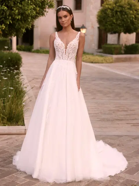 Lerodea wedding dress by Bianco Evento, A-line, lace
