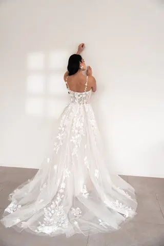 Olivia by Fan Xia - view 4 of 9