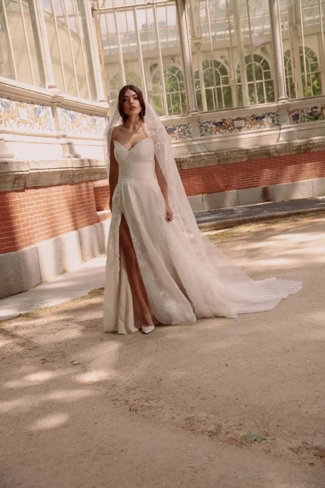 TO-2106T_W-217 by Agnes: Ball Gown silhouette, sweetheart neckline, sleeveless, tulle
