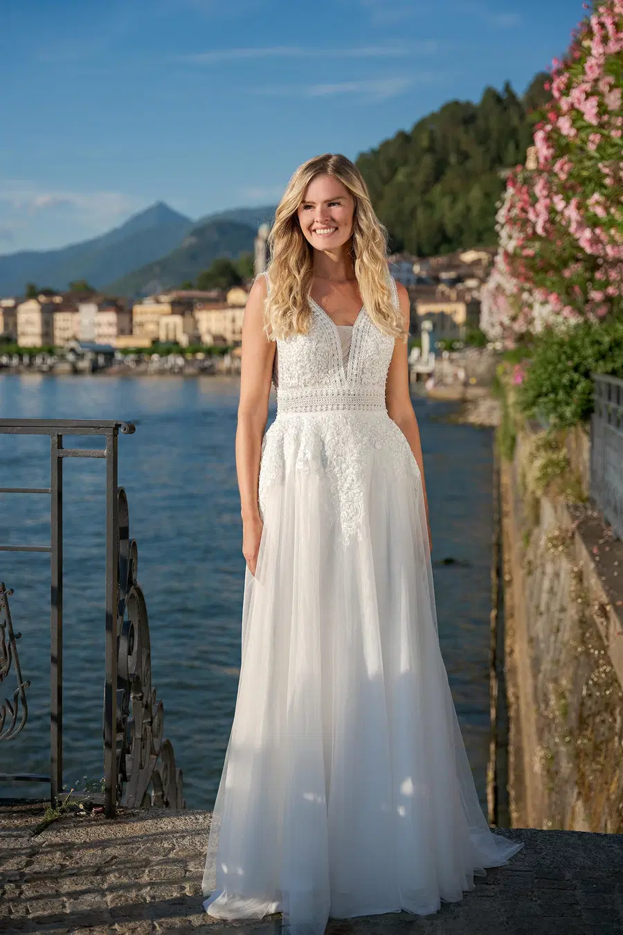 VN25 ivory by Vera Nova: A-Line silhouette, V-neck neckline, sleeveless, tulle