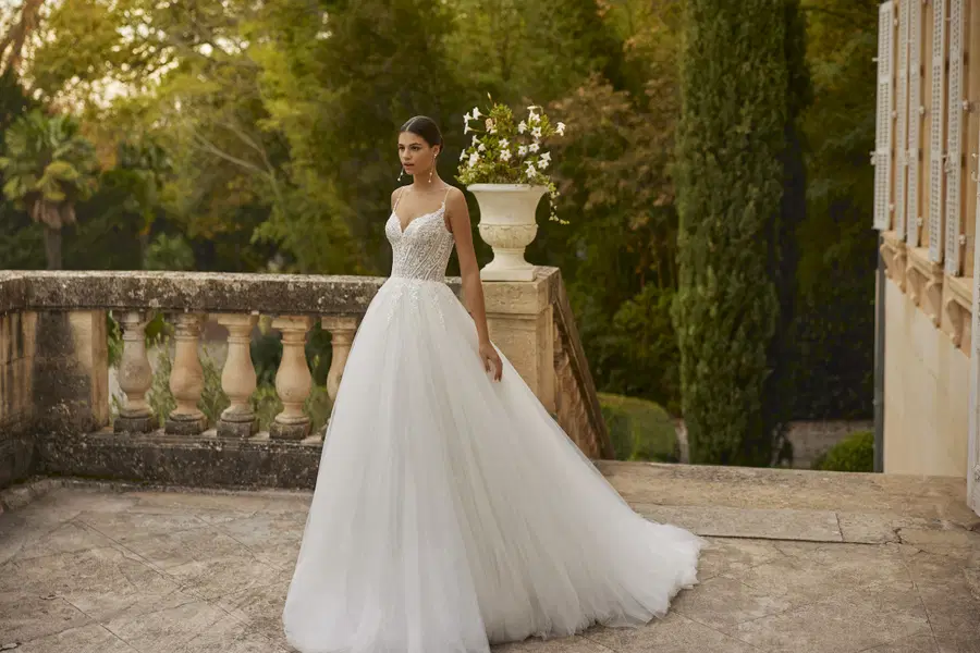 Venuz by Rosa Clara: Ball Gown silhouette, sweetheart neckline, sleeveless, lace