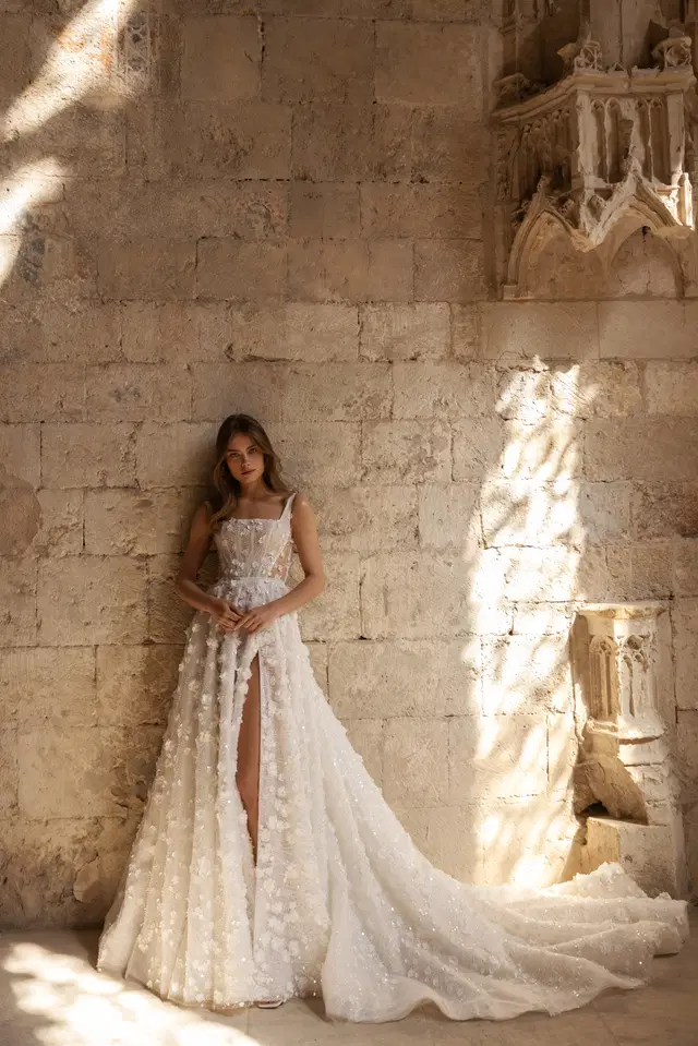 Afida by Eva Lendel: A-Line silhouette, square neckline, sleeveless, lace