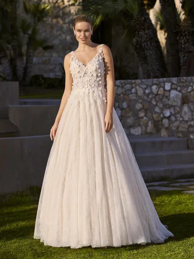 NEVANA by Ladybird: Princess silhouette, V-neck neckline, sleeveless