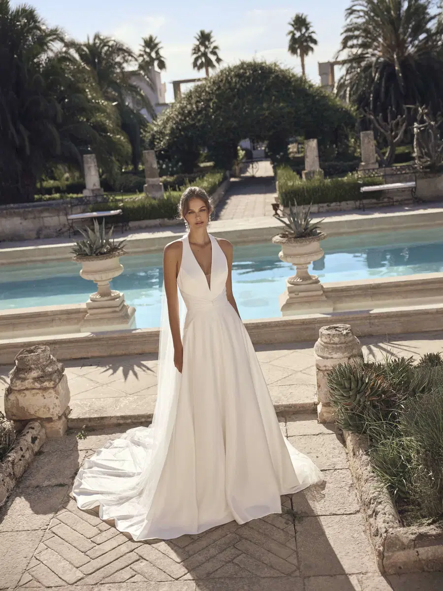 Milora von Modeca Bridal: A-Linie, Tiefer V-Ausschnitt, Ärmellos, Satin
