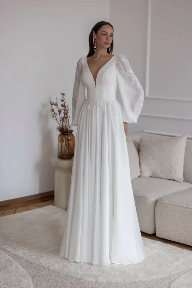 ART 27/18 by Jarice: A-Line silhouette, V-neck neckline, long sleeves, chiffon