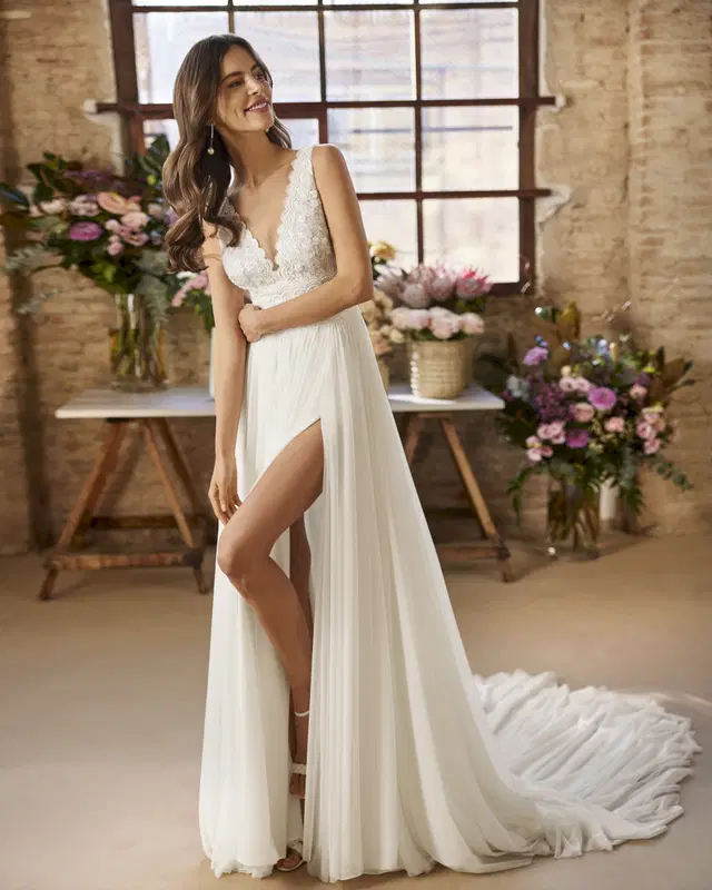 Xemira by Rosa Clara: Straight silhouette, V-neck neckline, separate sleeves, lace