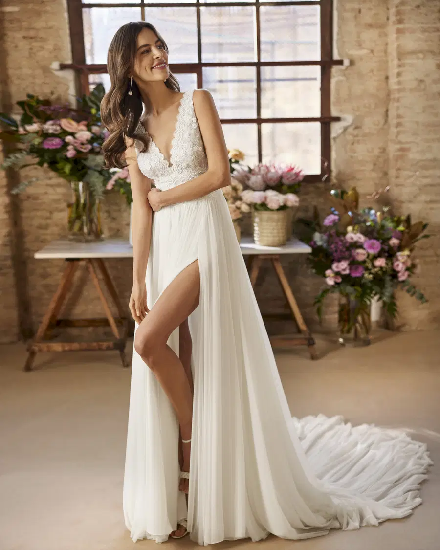Xemira by Rosa Clara: Straight silhouette, V-neck neckline, separate sleeves, lace
