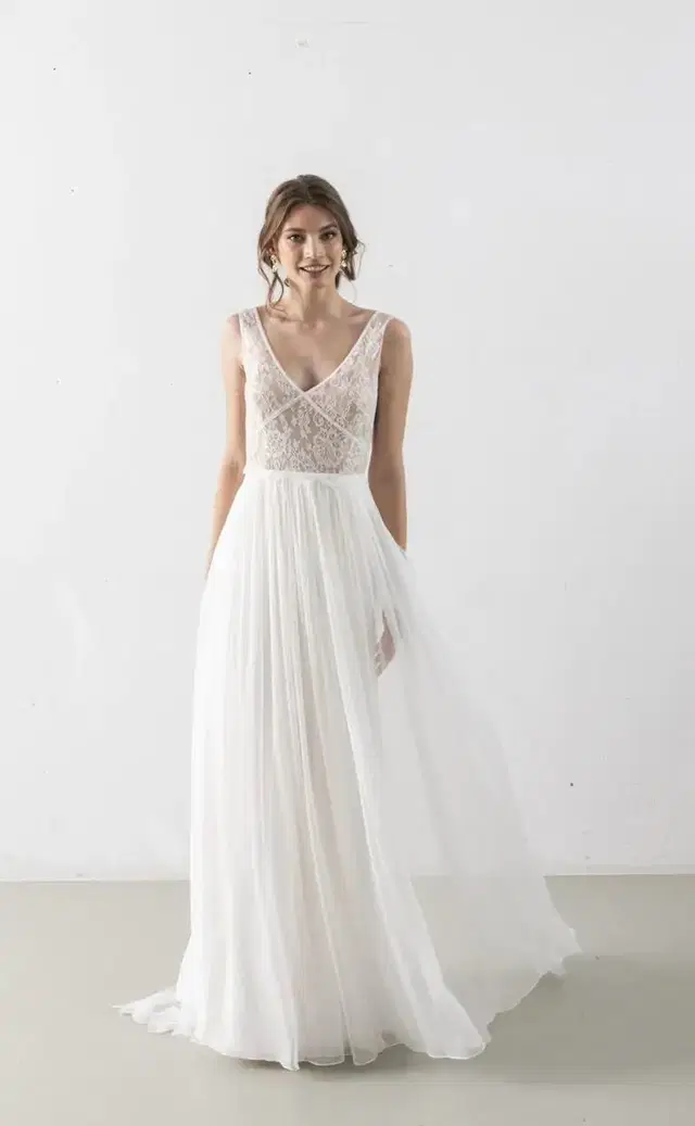 Nilaja by Kisui: A-Line silhouette, V-neck neckline, sleeveless, lace