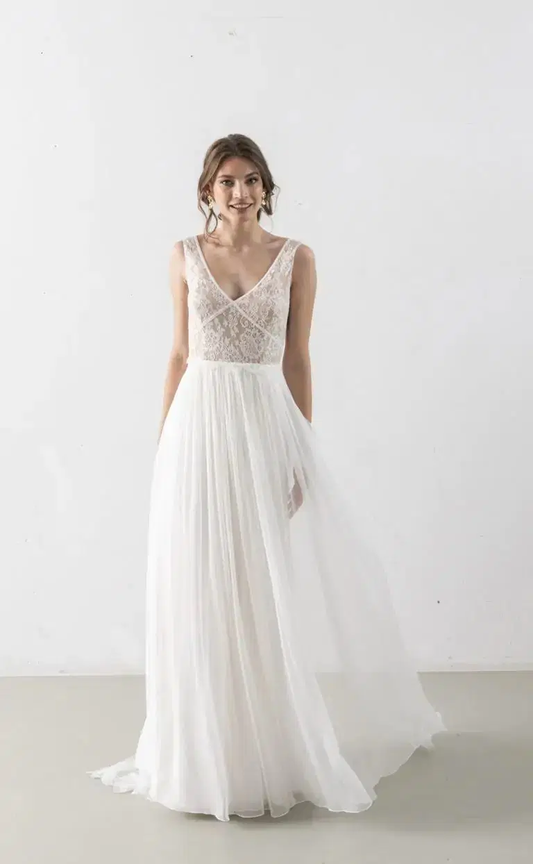 Nilaja by Kisui: A-Line silhouette, V-neck neckline, sleeveless, lace