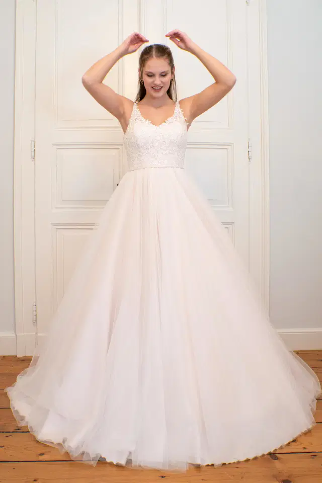 Siri by Sanna Lindström: Ball Gown silhouette, sweetheart neckline, sleeveless, lace