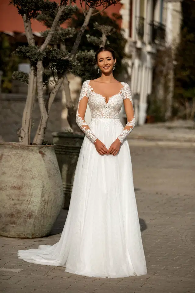 8191 by Monica Loretti: Fit & Flare silhouette, V-neck neckline, satin