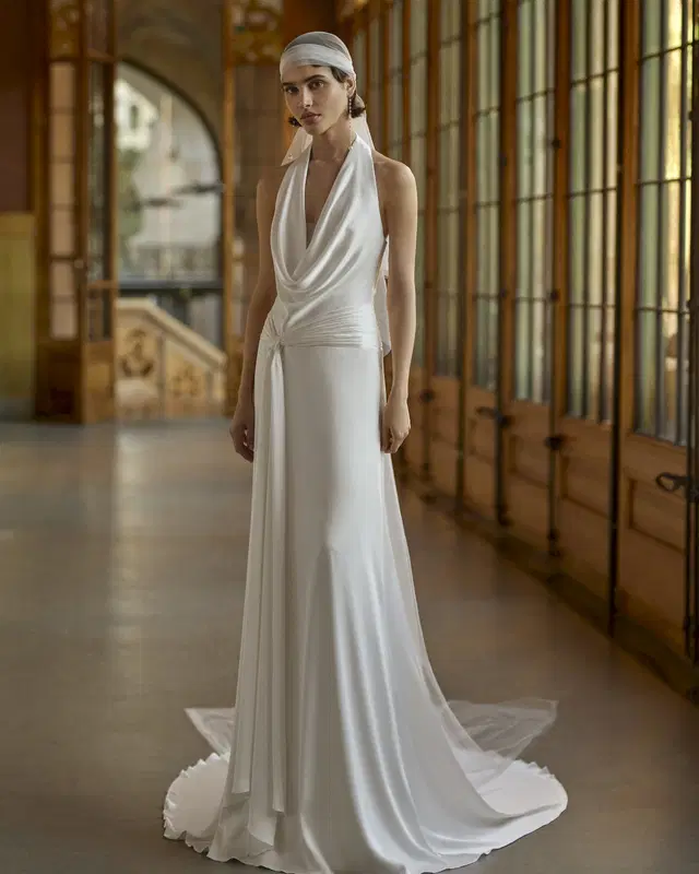 Bina by Rosa Clara: Straight silhouette, V-neck neckline, sleeveless, satin