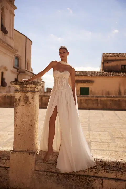 Venesuella wedding dress by Anne Mariée, A-line, chiffon