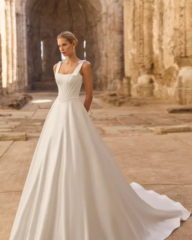 PLANET by Adriana Alier: A-Line silhouette, square neckline, sleeveless, chiffon