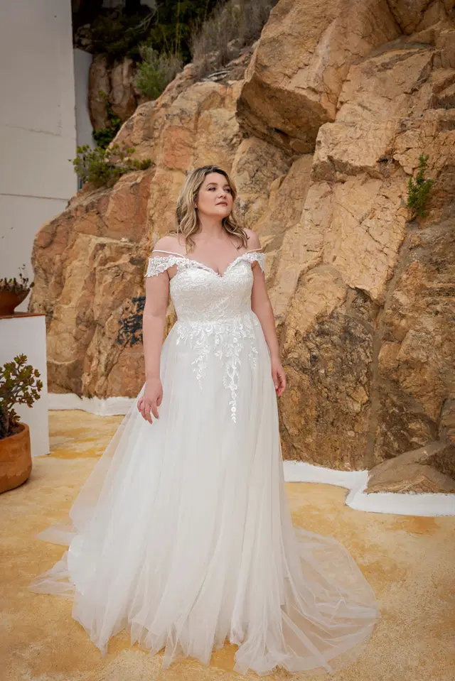LB221 by Lohrengel: A-Line silhouette, sweetheart neckline, sleeveless, tulle