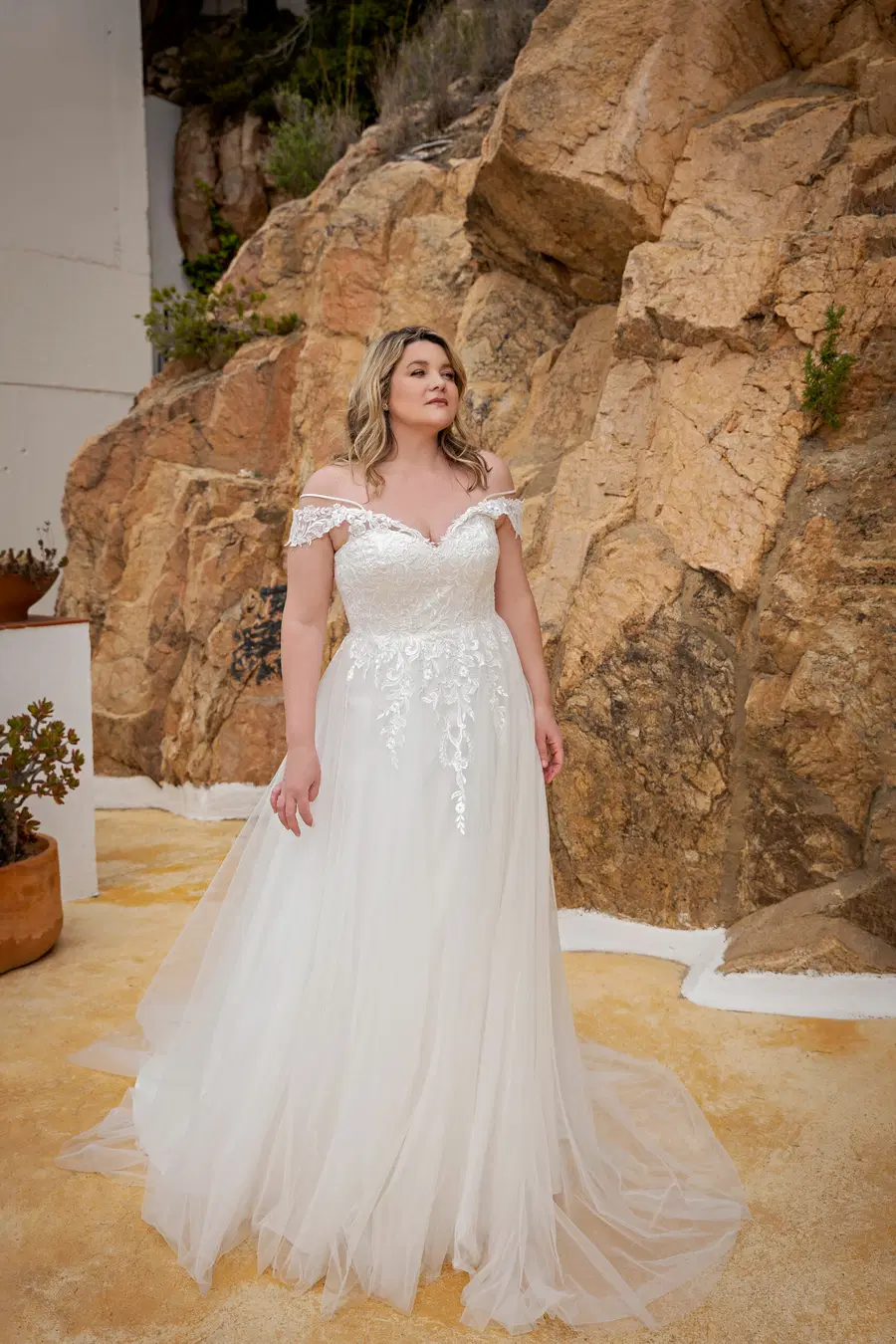 LB221 by Lohrengel: A-Line silhouette, sweetheart neckline, sleeveless, tulle