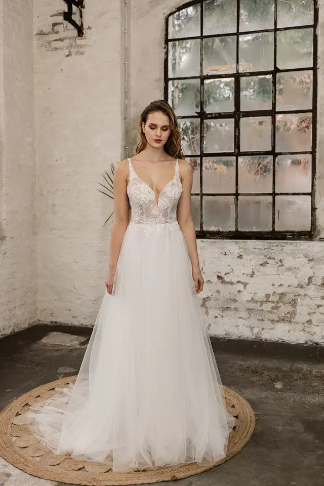 RANI by Esther Hofmann: A-Line silhouette, deep V-neck neckline, sleeveless, lace