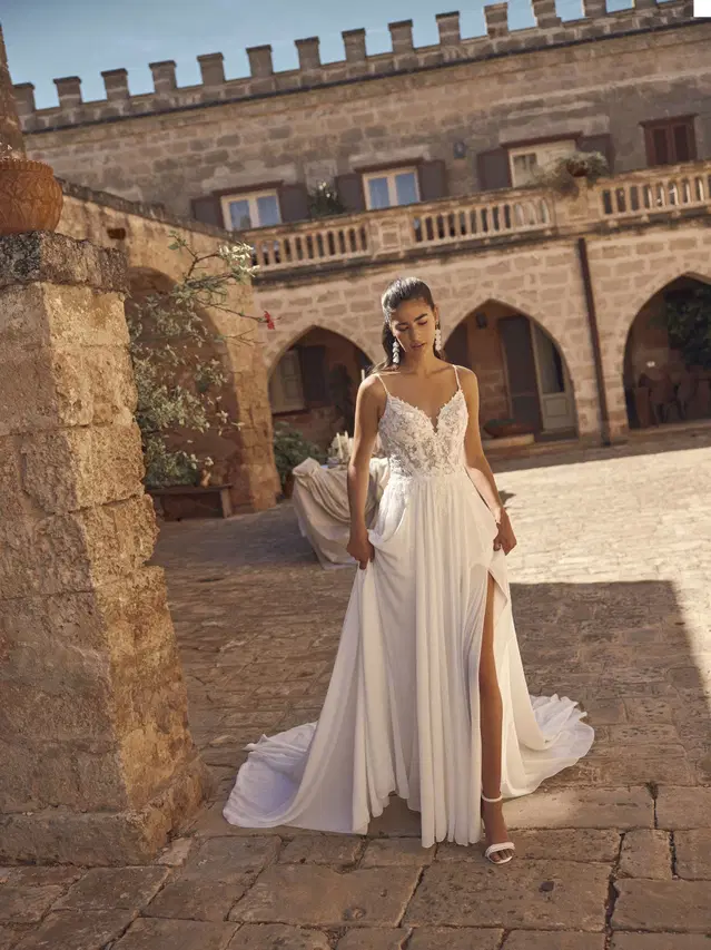 Miriam von Modeca Bridal: A-Linie, Ärmellos, Spitze