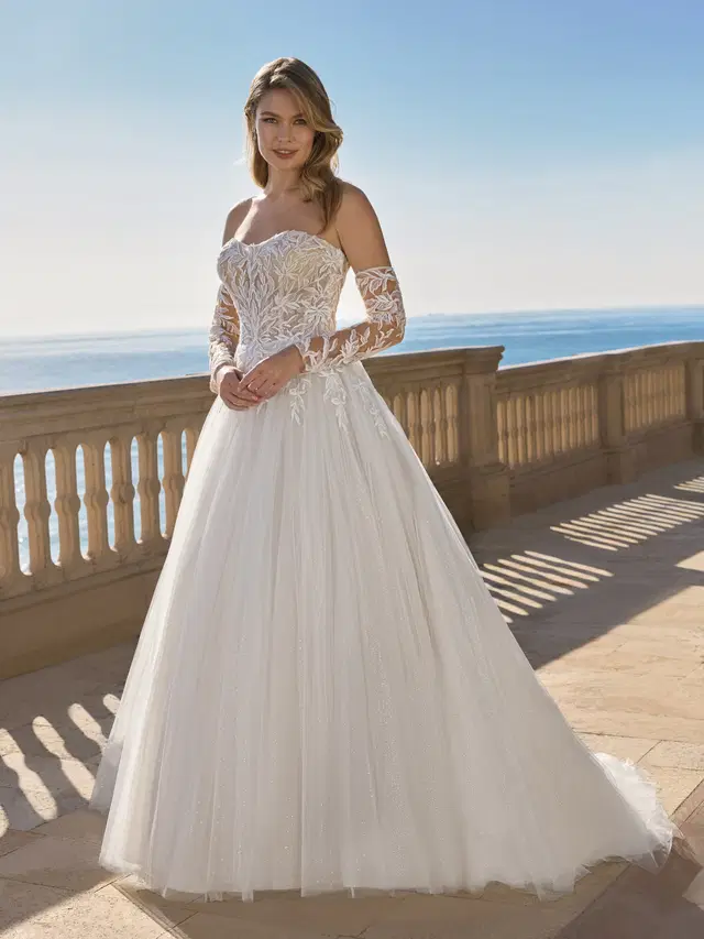 VERED by Ladybird: Princess silhouette, sweetheart neckline, sleeveless, tulle