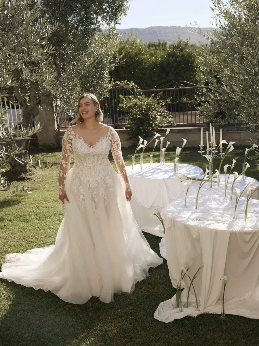 Naline von Modeca Bridal: A-Linie, V-Ausschnitt, Lange Ärmel, Spitze