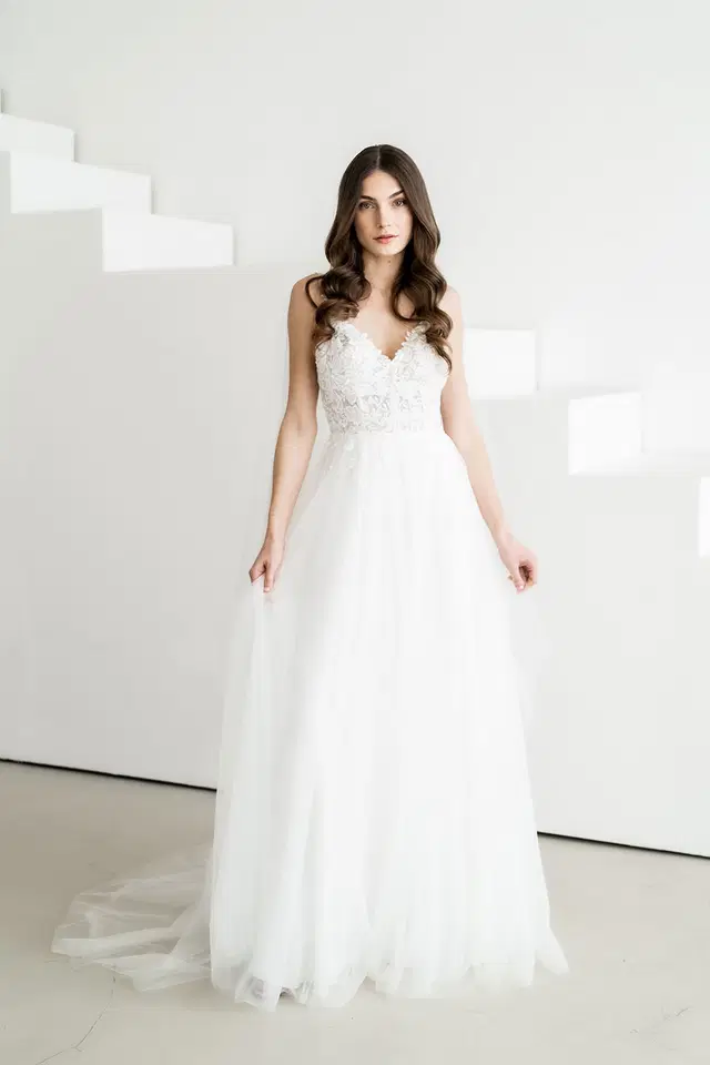APRIL by Esther Hofmann: A-Line silhouette, V-neck neckline, sleeveless, lace