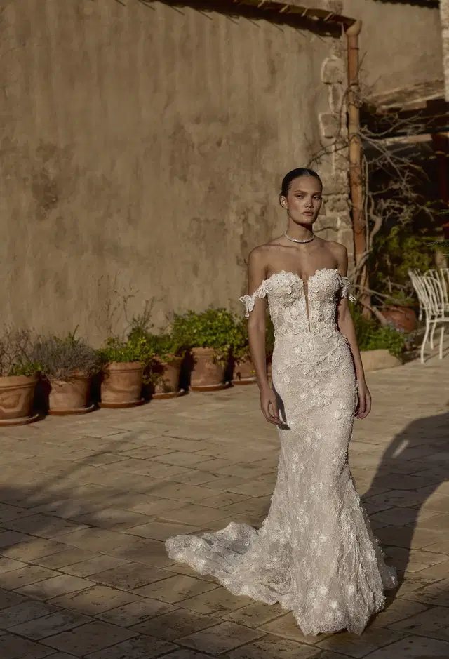 Como 25-011 by Ricca Sposa: Mermaid silhouette, deep V-neck neckline, sleeveless, lace