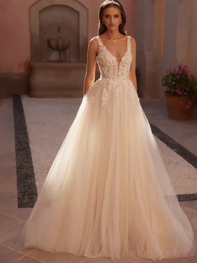 JASPER by Bianco Evento: A-Line silhouette, deep V-neck neckline, sleeveless, tulle
