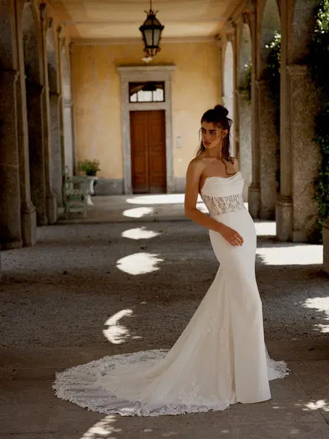 Ilia wedding dress by Justin Alexander, fit & flare, crepe