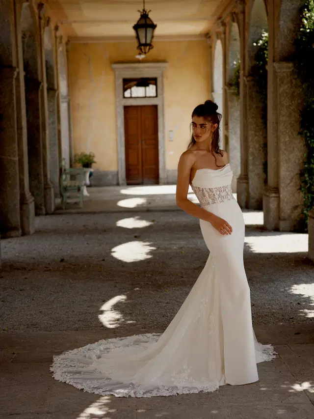 Ilia by Justin Alexander: Fit & Flare silhouette, scoop neckline, crepe, chapel train
