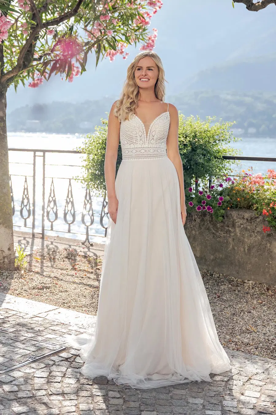 VN05 ivory/rumpink by Vera Nova: A-Line silhouette, deep V-neck neckline, sleeveless, tulle
