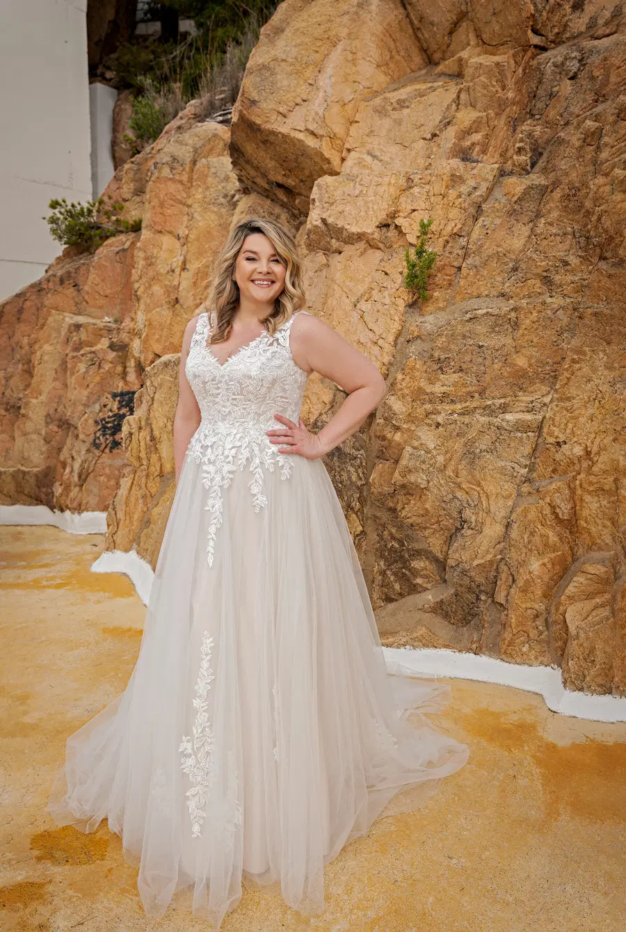 LB220 by Lohrengel: A-Line silhouette, V-neck neckline, sleeveless, lace