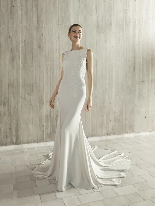 SHANNEN by Pronovias: Mermaid silhouette, boat neck neckline, sleeveless, lace