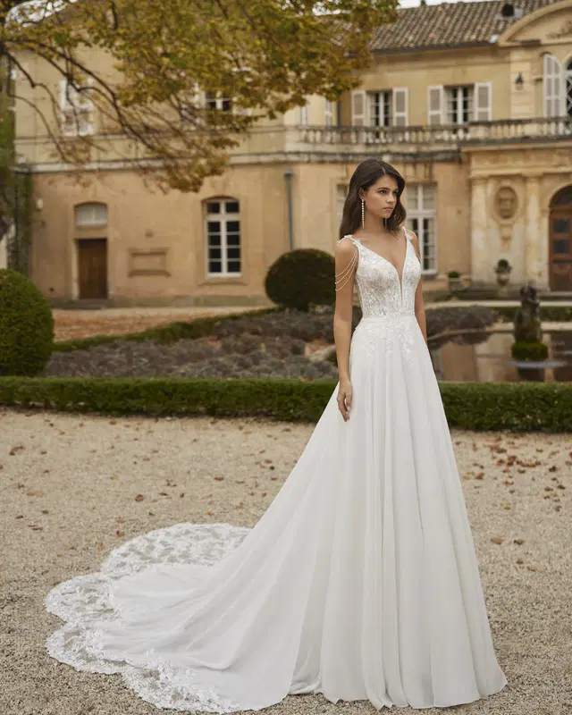 Vito by Rosa Clara: Straight silhouette, V-neck neckline, sleeveless, lace