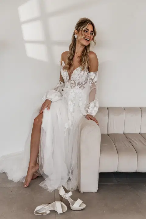 Lorenza wedding dress by Fan Xia, A-line, lace