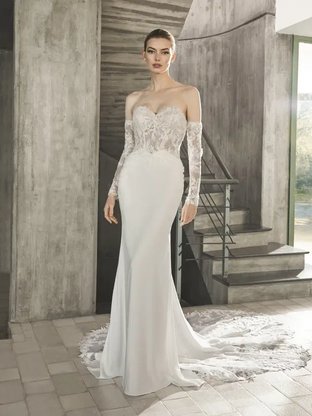 PYCE by Pronovias: Mermaid silhouette, sweetheart neckline, sleeveless, lace