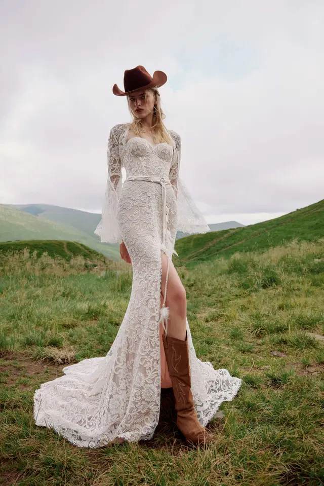 Lavinia by Ariamo Boho: Mermaid silhouette, sweetheart neckline, long sleeves, lace